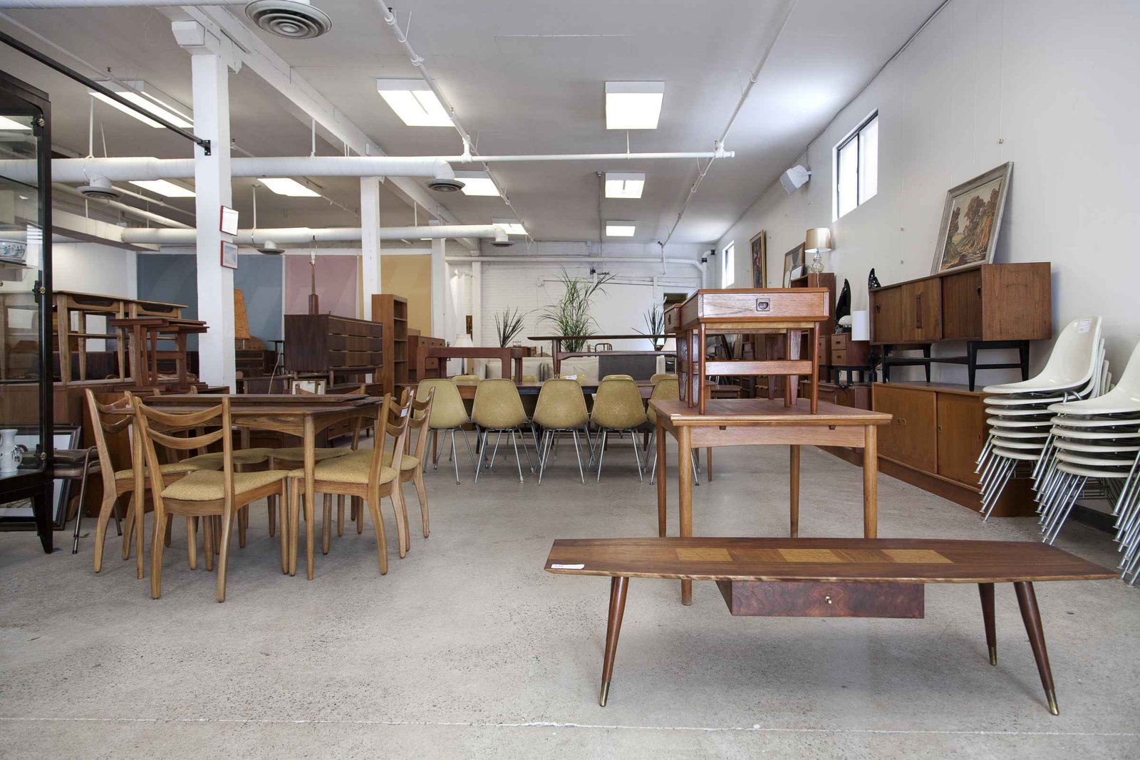 Antique Furniture Stores with Timeless Designs